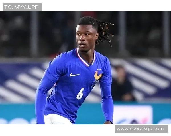 足球明星展现完美腹肌 锻炼成果引发粉丝热议 足球明星展现完美腹肌 锻炼成果引发粉丝热议